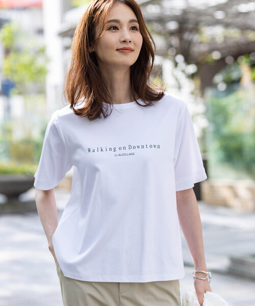 A/C DESIGN BY ALPHA CUBIC(エーシーデザインバイアルファキュービック)の「【ALCOLLAGEプリント】ラウンドヘムプリントTシャツ【すごツヤ・UVカット・接触冷感】(Tシャツ/カットソー・レディース・ライトグレー/ブラック/オフホワイト・LL/3L/M/L)」の2枚目の写真