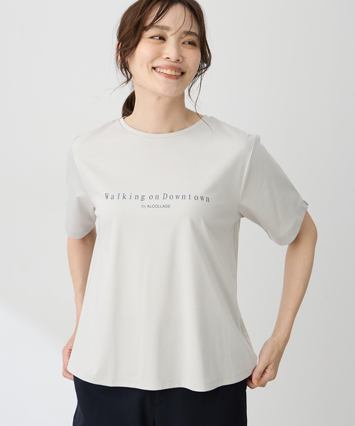 A/C DESIGN BY ALPHA CUBIC(エーシーデザインバイアルファキュービック)の「【ALCOLLAGEプリント】ラウンドヘムプリントTシャツ【すごツヤ・UVカット・接触冷感】(Tシャツ/カットソー・レディース・ライトグレー/ブラック/オフホワイト・LL/3L/M/L)」の1枚目の写真