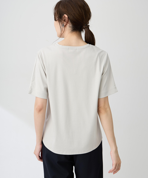 A/C DESIGN BY ALPHA CUBIC(エーシーデザインバイアルファキュービック)の「【ALCOLLAGEプリント】ラウンドヘムプリントTシャツ【すごツヤ・UVカット・接触冷感】(Tシャツ/カットソー・レディース・ライトグレー/ブラック/オフホワイト・LL/3L/M/L)」の6枚目の写真
