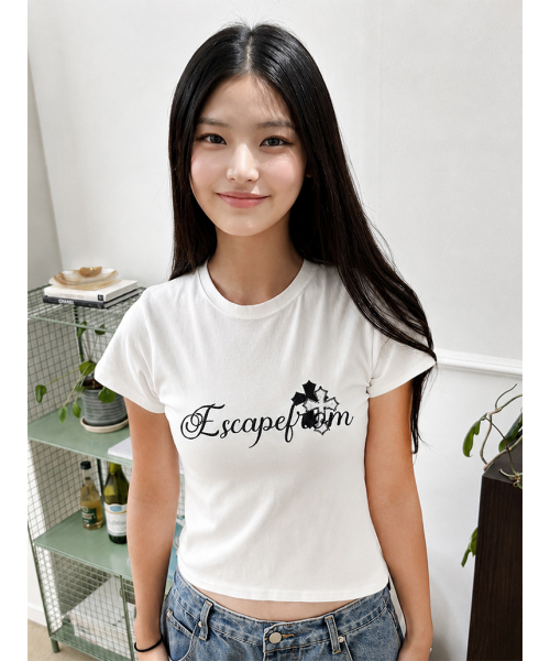 ESCAPEFROM(エスケープフロム)の「クロスレタリングアプリケディテールスリムフィット半袖Tシャツアイボリー(Tシャツ/カットソー・レディース・その他・MEDIUM)」の1枚目の写真