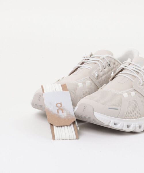 On（オン）の「【On】3WF10060755 Cloud 6（スニーカー・レディース・ホワイト・24/23/25/24.5/23.5）」の2枚目の写真