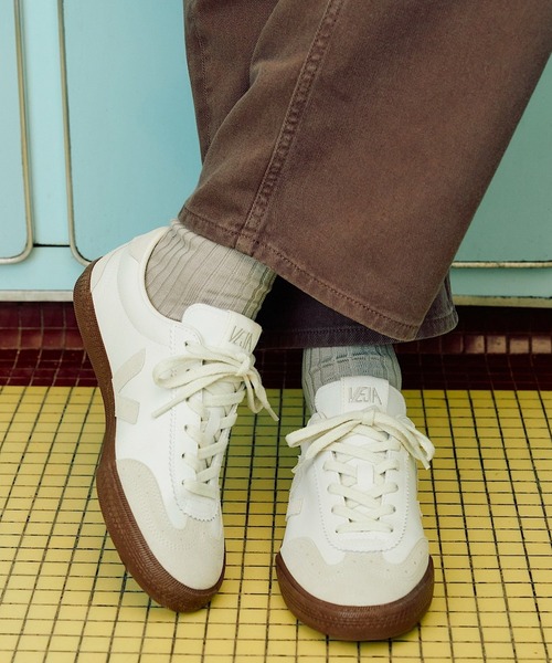 VEJA(ヴェジャ)の「VEJA Volley レザースニーカー(スニーカー・レディース・ホワイト系その他・40/25.5cm/41/26.5cm/42/27cm/43/28cm/37/23/38/24/39/25)」の3枚目の写真
