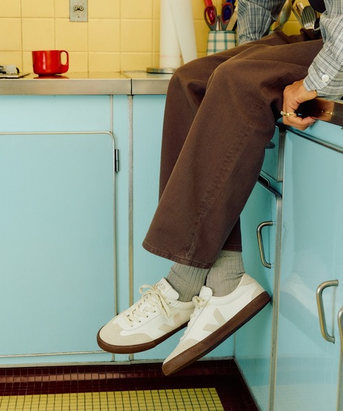 VEJA(ヴェジャ)の「VEJA Volley レザースニーカー(スニーカー・レディース・ホワイト系その他・40/25.5cm/41/26.5cm/42/27cm/43/28cm/37/23/38/24/39/25)」の4枚目の写真