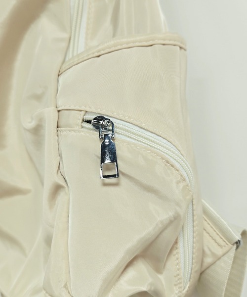 ONEP STAR（ワンピスター）の「チャーム付き大容量ポケットバックパック（バックパック/リュック・レディース・ベージュ/ブラック・FREE）」の11枚目の写真