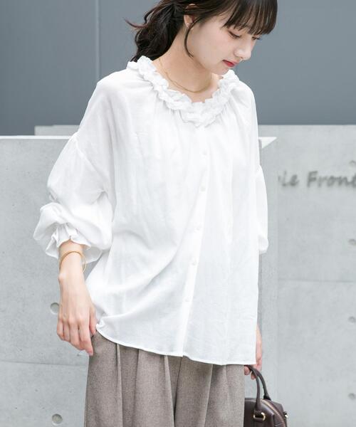 ITEMS URBANRESEARCH(アイテムズ アーバンリサーチ)の「フリルギャザー2WAYブラウス(シャツ/ブラウス・レディース・チャコールグレー/ホワイト・FREE)」の1枚目の写真