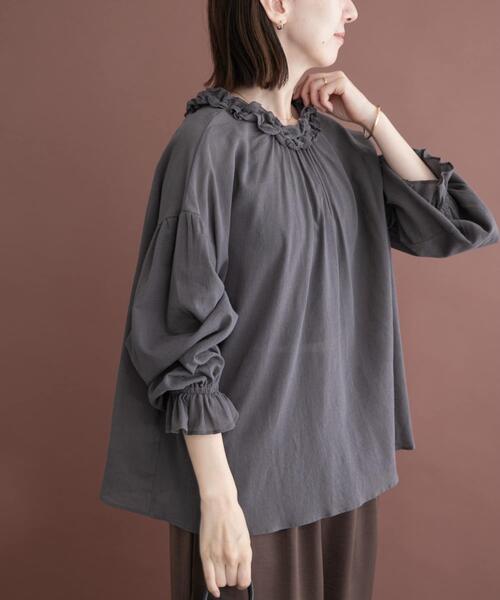 ITEMS URBANRESEARCH(アイテムズ アーバンリサーチ)の「フリルギャザー2WAYブラウス(シャツ/ブラウス・レディース・チャコールグレー/ホワイト・FREE)」の2枚目の写真