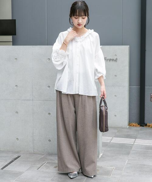 ITEMS URBANRESEARCH(アイテムズ アーバンリサーチ)の「フリルギャザー2WAYブラウス(シャツ/ブラウス・レディース・チャコールグレー/ホワイト・FREE)」の5枚目の写真