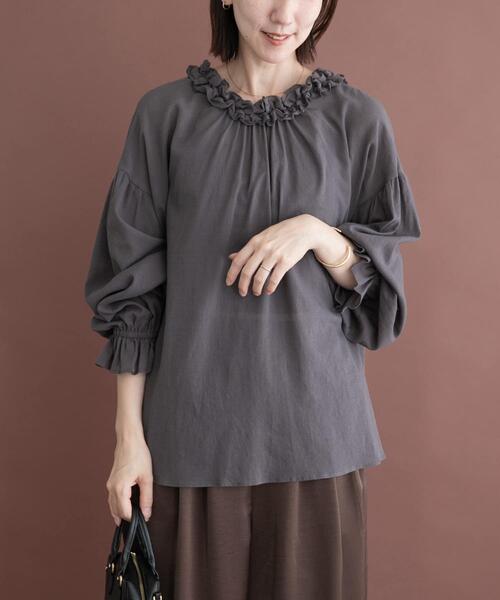ITEMS URBANRESEARCH(アイテムズ アーバンリサーチ)の「フリルギャザー2WAYブラウス(シャツ/ブラウス・レディース・チャコールグレー/ホワイト・FREE)」の15枚目の写真