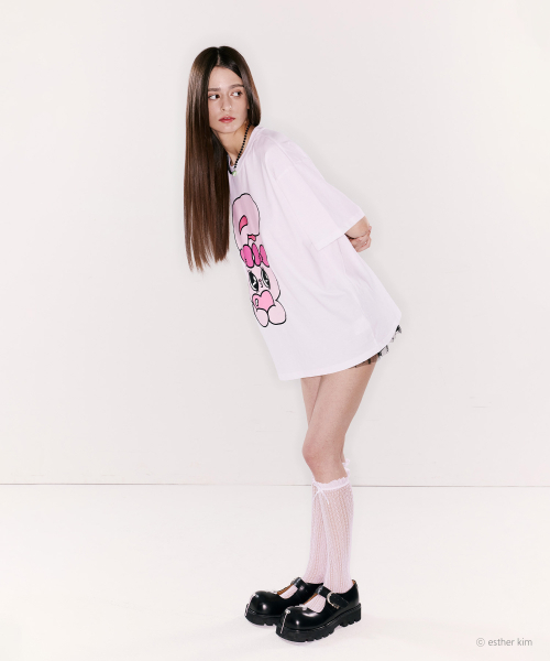 TEUMGYUL(トゥムギョル)の「バニーグラフィック オーバーサイズTシャツ ホワイト(Tシャツ/カットソー・レディース・その他・FREE)」の2枚目の写真