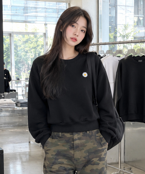 PEID(ペイド)の「PD スモールデイジー セミクロップ スウェット 2Color(スウェット・レディース・ブラック/アッシュグレー・X-LARGE/XX-LARGE)」の3枚目の写真