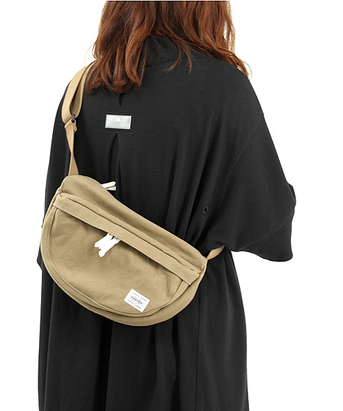 PORTER(ポーター)の「PORTER BEAT SHOULDER BAG SMALL <B印 YOSHIDA SELECT>(ショルダーバッグ・メンズ・ブラック/ベージュ/グリーン・ONE SIZE)」の10枚目の写真