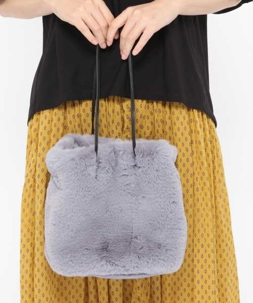 LAKOLE（ラコレ）の「エコファーショルダーバッグ / LAKOLE（ショルダーバッグ・レディース・ライトブラウン/ボルドー/ライトグレー/ブルー・FREE）」の2枚目の写真