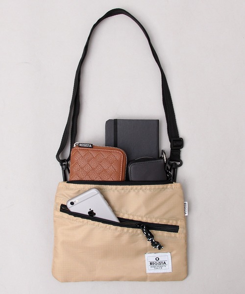 REGiSTA（レジスタ）の「【REGiTA/レジスタ】PVCナイロン サコッシュバッグ / ミニショルダー（ショルダーバッグ・メンズ・ホワイト/ブラック/グレー/オレンジ/ブルー/イエロー系その他/パープル/ベージュ/ネイビー/レッド・FREE）」の4枚目の写真