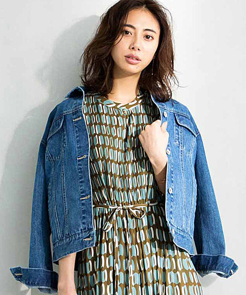 IEDIT（イディット）の「ＩＥＤＩＴ　こなれた着こなしが楽しめる　ちょいゆるレディー仕様Ｇジャン（デニムジャケット・レディース・インディゴブルー/ブルー・SMALL/MEDIUM/LARGE/X-LARGE/XX-LARGE）」の2枚目の写真