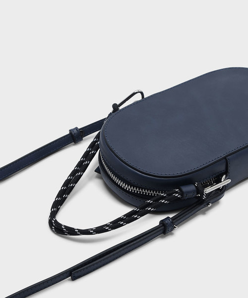 CHARLES & KEITH(チャールズ & キース)の「ロープディテールクロスボディバッグ / ROPE DETAIL CROSSBODY BAG(メッセンジャーバッグ・レディース・ネイビー/ホワイト・S)」の5枚目の写真