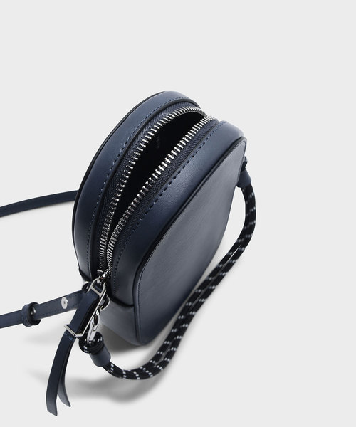 CHARLES & KEITH(チャールズ & キース)の「ロープディテールクロスボディバッグ / ROPE DETAIL CROSSBODY BAG(メッセンジャーバッグ・レディース・ネイビー/ホワイト・S)」の6枚目の写真