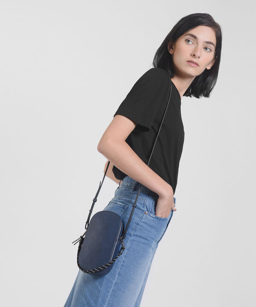 CHARLES & KEITH(チャールズ & キース)の「ロープディテールクロスボディバッグ / ROPE DETAIL CROSSBODY BAG(メッセンジャーバッグ・レディース・ネイビー/ホワイト・S)」の7枚目の写真