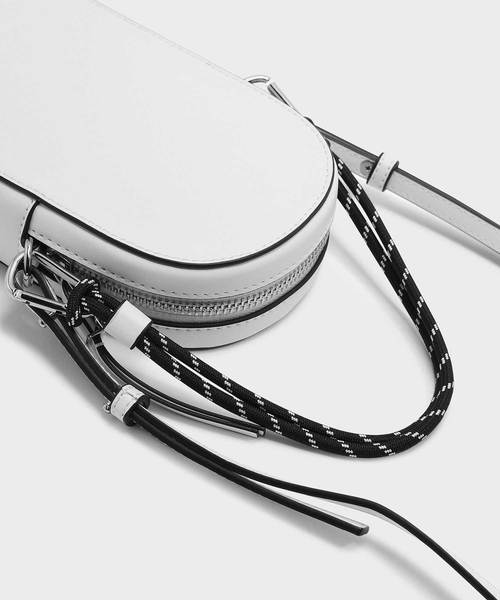 CHARLES & KEITH(チャールズ & キース)の「ロープディテールクロスボディバッグ / ROPE DETAIL CROSSBODY BAG(メッセンジャーバッグ・レディース・ネイビー/ホワイト・S)」の10枚目の写真