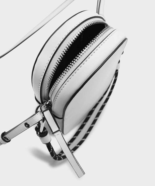 CHARLES & KEITH(チャールズ & キース)の「ロープディテールクロスボディバッグ / ROPE DETAIL CROSSBODY BAG(メッセンジャーバッグ・レディース・ネイビー/ホワイト・S)」の11枚目の写真