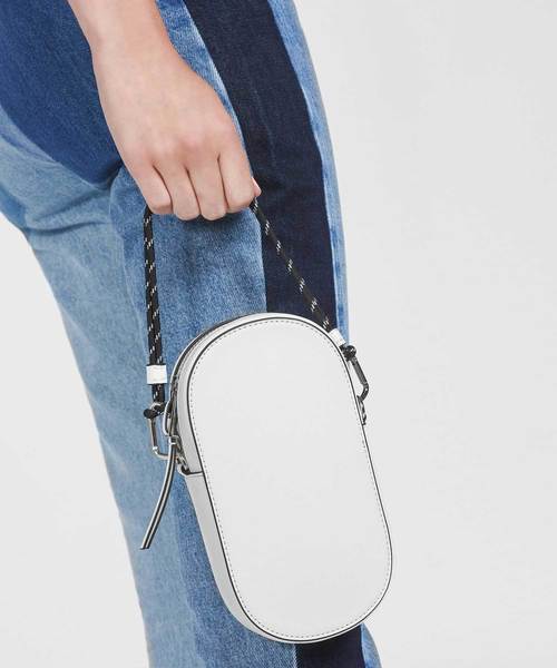 CHARLES & KEITH(チャールズ & キース)の「ロープディテールクロスボディバッグ / ROPE DETAIL CROSSBODY BAG(メッセンジャーバッグ・レディース・ネイビー/ホワイト・S)」の12枚目の写真