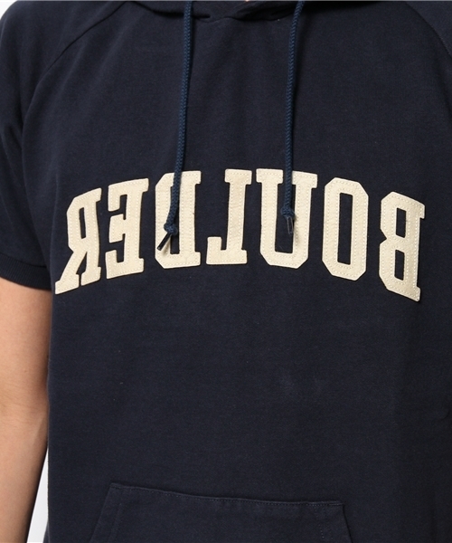 BEAMS（ビームス）の「○BEAMS / ミラーロゴ プルオーバーパーカー（パーカー・メンズ・グレー/ネイビー・SMALL/MEDIUM/X-LARGE/LARGE）」の3枚目の写真