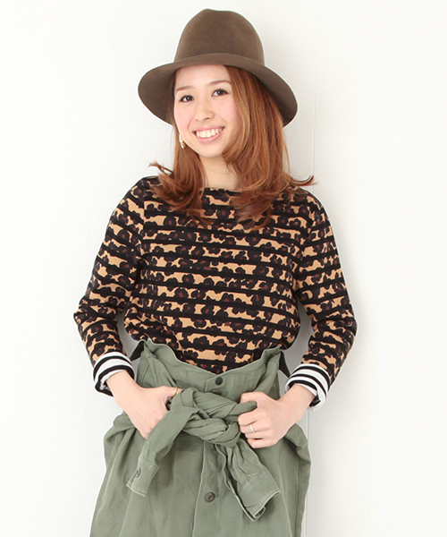 Ray BEAMS(レイビームス)の「●MUVEIL×Ray BEAMS / 別注 ボーダートップス(Tシャツ/カットソー・レディース・ブラウン/ダークグリーン・ONE SIZE)」の1枚目の写真