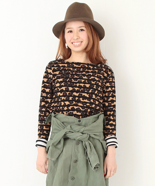 Ray BEAMS(レイビームス)の「●MUVEIL×Ray BEAMS / 別注 ボーダートップス(Tシャツ/カットソー・レディース・ブラウン/ダークグリーン・ONE SIZE)」の3枚目の写真