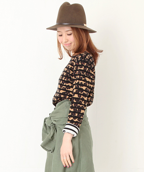 Ray BEAMS(レイビームス)の「●MUVEIL×Ray BEAMS / 別注 ボーダートップス(Tシャツ/カットソー・レディース・ブラウン/ダークグリーン・ONE SIZE)」の4枚目の写真