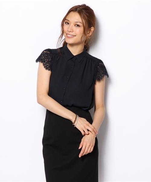 La TOTALITE(ラトータリテ)の「プチレースソデシャツ(シャツ/ブラウス・レディース・ホワイト/ネイビー/レッド・FREE)」の2枚目の写真