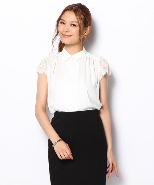 La TOTALITE(ラトータリテ)の「プチレースソデシャツ(シャツ/ブラウス・レディース・ホワイト/ネイビー/レッド・FREE)」の1枚目の写真