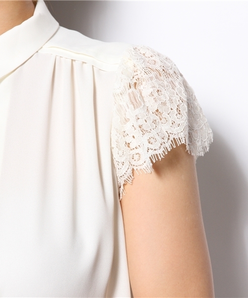 La TOTALITE(ラトータリテ)の「プチレースソデシャツ(シャツ/ブラウス・レディース・ホワイト/ネイビー/レッド・FREE)」の4枚目の写真