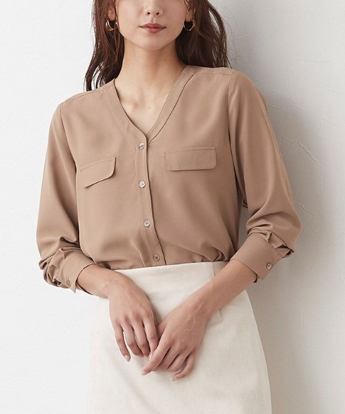 Pierrot（ピエロ）の「ノーカラー ブラウス フェイクポケット 上品（シャツ/ブラウス・レディース・ブルーパープル/グレイッシュベージュ/ライトグリーン/アイボリー/ネイビー/ブルー系その他/ベージュ/ピンクベージュ/ライトベージュ/モカ/イエロー・L/M）」の4枚目の写真