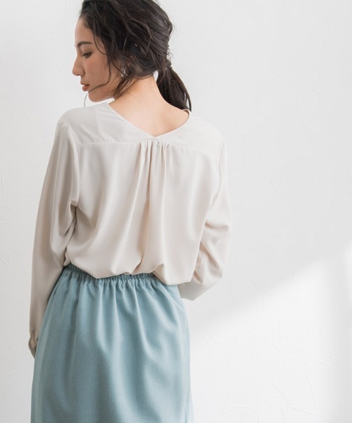 Pierrot（ピエロ）の「ノーカラー ブラウス フェイクポケット 上品（シャツ/ブラウス・レディース・ブルーパープル/グレイッシュベージュ/ライトグリーン/アイボリー/ネイビー/ブルー系その他/ベージュ/ピンクベージュ/ライトベージュ/モカ/イエロー・L/M）」の2枚目の写真