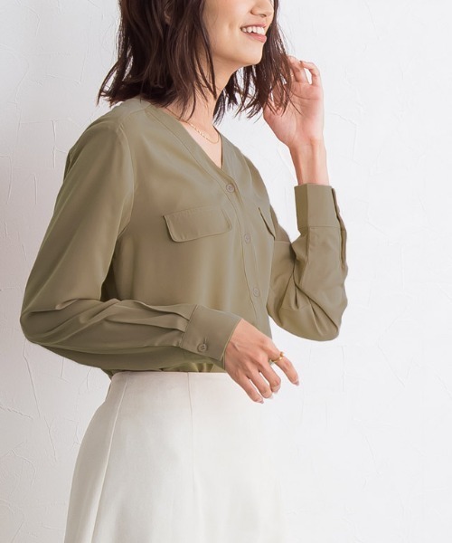 Pierrot（ピエロ）の「ノーカラー ブラウス フェイクポケット 上品（シャツ/ブラウス・レディース・ブルーパープル/グレイッシュベージュ/ライトグリーン/アイボリー/ネイビー/ブルー系その他/ベージュ/ピンクベージュ/ライトベージュ/モカ/イエロー・L/M）」の3枚目の写真