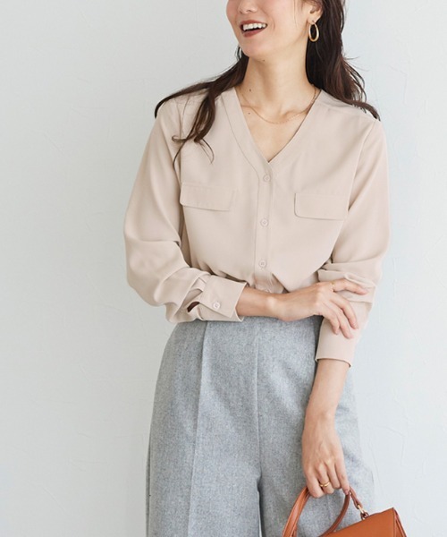 Pierrot（ピエロ）の「ノーカラー ブラウス フェイクポケット 上品（シャツ/ブラウス・レディース・ブルーパープル/グレイッシュベージュ/ライトグリーン/アイボリー/ネイビー/ブルー系その他/ベージュ/ピンクベージュ/ライトベージュ/モカ/イエロー・L/M）」の14枚目の写真