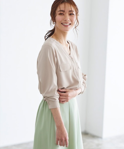 Pierrot（ピエロ）の「ノーカラー ブラウス フェイクポケット 上品（シャツ/ブラウス・レディース・ブルーパープル/グレイッシュベージュ/ライトグリーン/アイボリー/ネイビー/ブルー系その他/ベージュ/ピンクベージュ/ライトベージュ/モカ/イエロー・L/M）」の19枚目の写真