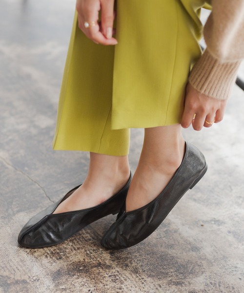 ADAM ET ROPE'（アダムエロペ）の「メタリックチャイナシューズ（バレエシューズ・レディース・ブラック/シルバー/その他1・22.5cm/23.5cm/24.5cm/23.0cm/24.0cm）」の2枚目の写真