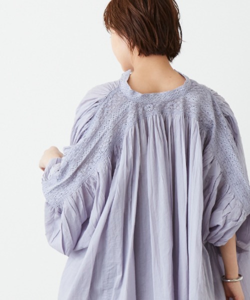 Auntie Rosa Holiday(アンティローザホリデー)の「ショルダーレースボリュームスリーブブラウス(シャツ/ブラウス・レディース・ホワイト/ブラック/ブルー・FREE)」の3枚目の写真