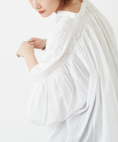 Auntie Rosa Holiday(アンティローザホリデー)の「ショルダーレースボリュームスリーブブラウス(シャツ/ブラウス・レディース・ホワイト/ブラック/ブルー・FREE)」の11枚目の写真