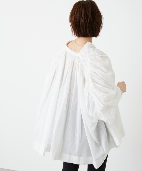 Auntie Rosa Holiday(アンティローザホリデー)の「ショルダーレースボリュームスリーブブラウス(シャツ/ブラウス・レディース・ホワイト/ブラック/ブルー・FREE)」の13枚目の写真