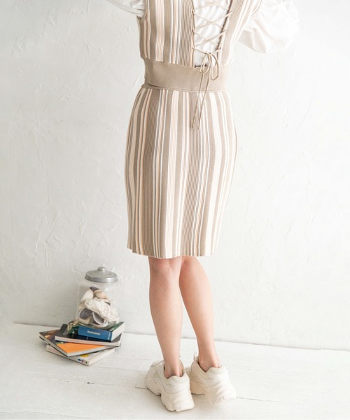 Mysa&Liina(ミーサリーナ)の「マルチストライプタイトスカート(スカート・レディース・ブラック/ブラウン/ベージュ・M)」の4枚目の写真