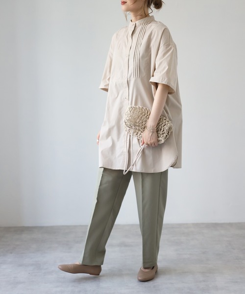 4youstory（フォーユーストーリー）の「ピンタックスタンドカラーブラウス（シャツ/ブラウス・レディース・ブラック/オフホワイト/ライム/ブルー/ライトベージュ・MEDIUM）」の2枚目の写真