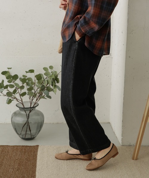 URBAN RESEARCH DOORS(アーバンリサーチドアーズ)の「コットンデニムイージーパンツ(デニムパンツ・レディース・インディゴブルー/ブラック系その他・1/2)」の21枚目の写真