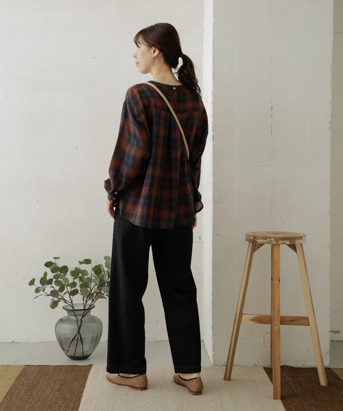 URBAN RESEARCH DOORS(アーバンリサーチドアーズ)の「コットンデニムイージーパンツ(デニムパンツ・レディース・インディゴブルー/ブラック系その他・1/2)」の22枚目の写真