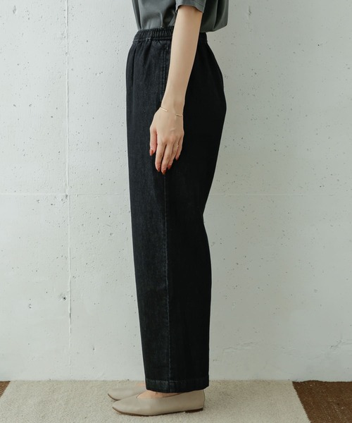 URBAN RESEARCH DOORS(アーバンリサーチドアーズ)の「コットンデニムイージーパンツ(デニムパンツ・レディース・インディゴブルー/ブラック系その他・1/2)」の11枚目の写真