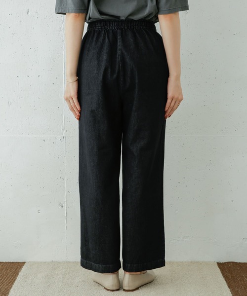 URBAN RESEARCH DOORS(アーバンリサーチドアーズ)の「コットンデニムイージーパンツ(デニムパンツ・レディース・インディゴブルー/ブラック系その他・1/2)」の12枚目の写真