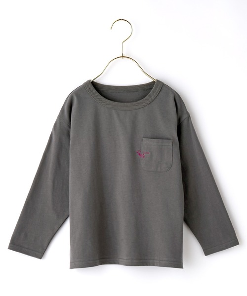 &yam(アンドヤム)の「恐竜刺繍ポケットロンT【親子お揃い/リンクコーデ】(Tシャツ/カットソー・キッズ・ブラック/ホワイト/ベージュ・150-160cm/120-130cm/130-140cm/140-150cm/110-120cm)」の1枚目の写真