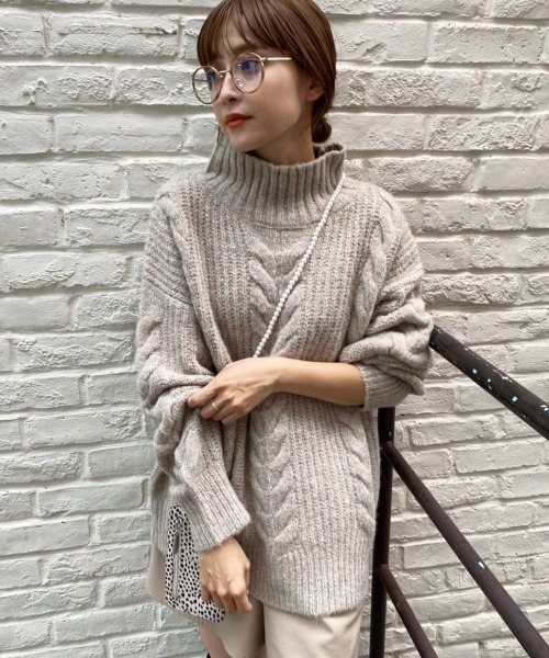 one after another NICE CLAUP（ワンアフターアナザーナイスクラップ）の「【WEB限定】ゆるっとシルエットにケーブルが目をひくハイネックケーブルニット（ニット/セーター・レディース・ブラウン/サックスブルー/アイボリー/グレー系その他・FREE）」の3枚目の写真