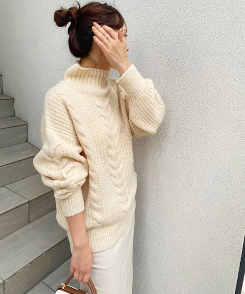one after another NICE CLAUP（ワンアフターアナザーナイスクラップ）の「【WEB限定】ゆるっとシルエットにケーブルが目をひくハイネックケーブルニット（ニット/セーター・レディース・ブラウン/サックスブルー/アイボリー/グレー系その他・FREE）」の8枚目の写真