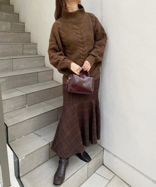 one after another NICE CLAUP（ワンアフターアナザーナイスクラップ）の「【WEB限定】ゆるっとシルエットにケーブルが目をひくハイネックケーブルニット（ニット/セーター・レディース・ブラウン/サックスブルー/アイボリー/グレー系その他・FREE）」の14枚目の写真